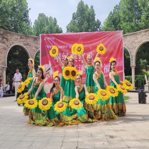 隆泰物業(yè)開展紅歌演唱會(huì)活動(dòng)