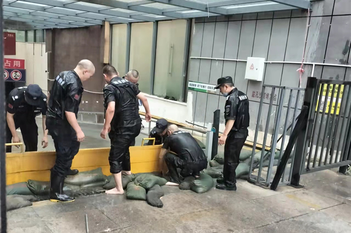 雨中堅守護(hù)家園，筑牢汛期安全墻(圖9)