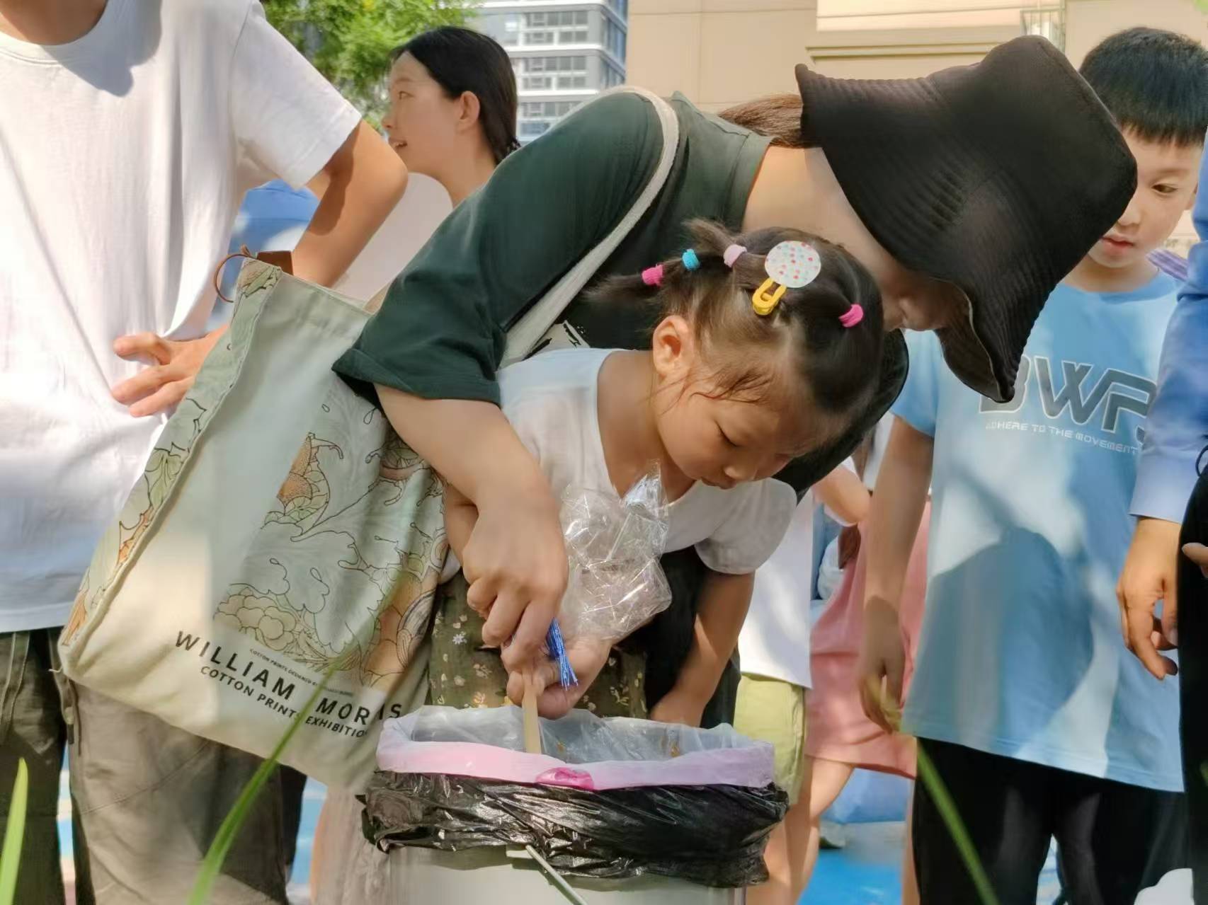 隆泰物業(yè)公司開展漆扇手工制作活動(圖2)